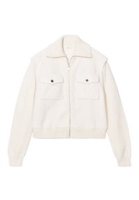 Chaqueta de forro polar blanca con cierre de cremallera, cuello y puños acanalados; presenta dos bolsillos en el pecho con botones a presión como detalle decorativo.