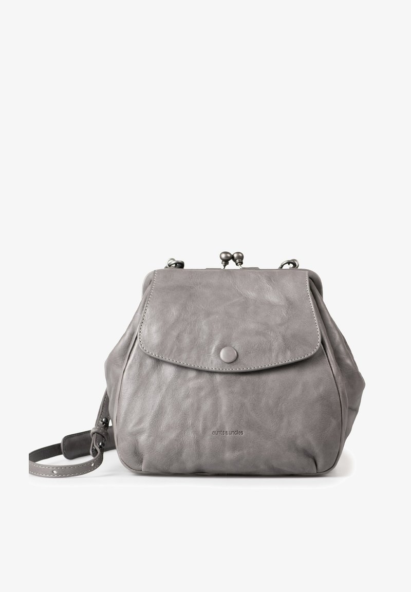 Grauer Leder-Rucksack mit runder Form, Klappenverschluss und strukturiertem Finish. Verfügt über einen einzelnen Riemen und dezente Markenkennzeichnung.