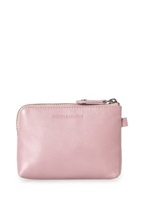 Roze leren ritspouch met een kleine tab, een gladde textuur en een geperste merklogo aan de voorkant, voorzien van een ritsluiting in zilverkleur.
