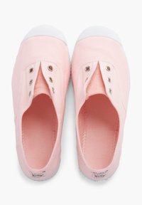 Scarpe slip-on in tela rosa con suole in gomma bianca, dotate di occhielli argentati e una fodera interna testurizzata. Senza lacci o hardware aggiuntivo.