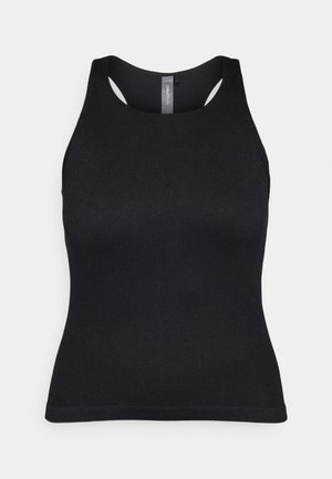 Črn rebrast top s prilagojenim krojem, okroglim ovratnikom in dirkaškim hrbtom. Narejen je iz gladkega, teksturiranega materiala brez vidnih vzorcev.