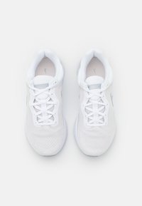 Nike Performance REACT MILER 3 - Sapatos para corrida em estrada - white/pure platinum