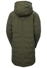 Parka isolante verde oliva con cappuccio, caratterizzata da una texture liscia, un logo sul retro e un design lungo e dritto. Nessun dettaglio visibile sulle tasche.