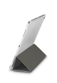 Silbernes Tablet mit klarem Schutzgehäuse, aufrecht stehend und von einem gefalteten dunkelgrauen dreieckigen Ständer unterstützt, auf einem weißen Hintergrund.