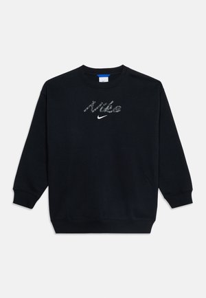 Czarna bluza z długim rękawem i okrągłym dekoltem z napisem „Nike” w kamuflażowym nadruku i białym logo Nike Swoosh na środku klatki piersiowej.