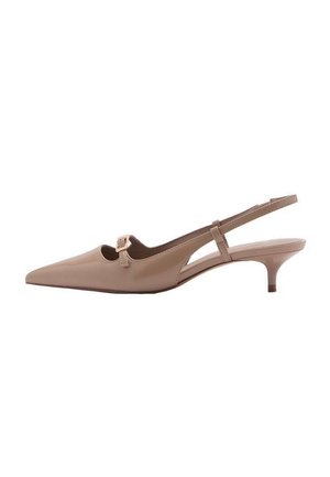 Beżowy but na niskim obcasie typu kitten heel z szpiczastym noskiem, paskiem z małą klamrą na górze i odkrytą piętą.