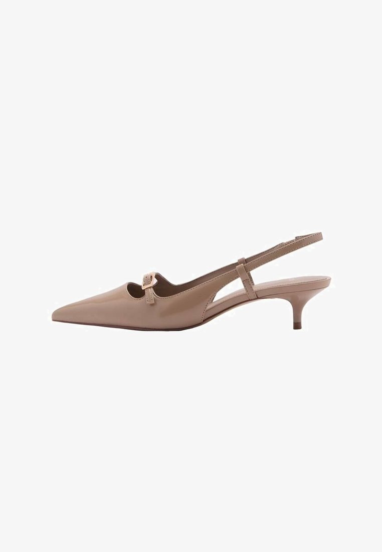 Chaussure beige à bout pointu avec petit talon kitten, bride avec petite boucle sur le dessus et dos ouvert.