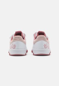 adidas Performance ADIDAS X DISNEY MICKEY AND FRIENDS TENSOR SPORT 2.0 KIDS - Træningssko - footwear white/sandy pink metallic/preloved crimson
