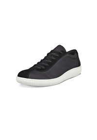 Czarne buty sportowe z fakturowaną cholewką, czarnym sznurowaniem, kontrastującą białą gumową podeszwą oraz zaokrąglonym czubkiem.