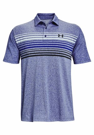 Blauw poloshirt met korte mouwen en horizontale witte, blauwe en zwarte strepen over de borst en het Under Armour-logo aan de linkerkant.