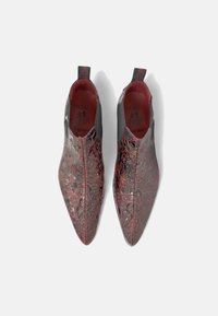Zapatos de vestir rojos y grises con forma puntiaguda, que presentan patrones florales grabados y un acabado suave. Material duradero y pestañas laterales para tirar.