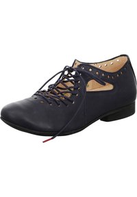 Scarpa in pelle blu navy con design a lacci, dettagli ritagliati, punta arrotondata e tacco basso nero. Texture liscia e accenti di cucitura leggera.