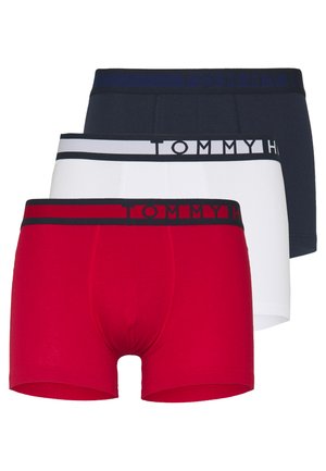 Drei Paare Herren-Boxershorts: rot, weiß und marineblau. Mit elastischen Taillenbändern, die mit dem "TOMMY H"-Logo versehen sind. Aus weichem, dehnbarem Baumwoll-Mischmaterial.