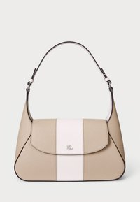 Borsa a tracolla in pelle beige con una striscia bianca, forma strutturata, chiusura a patta piatta, tracolla corta e accessori in tonalità argento.