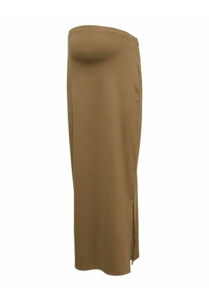 Stropfri, figursyet midikjole i ensfarvet kamel med sideslids på hvid baggrund.
