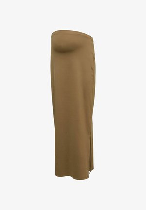 Stropfri, figursyet midikjole i ensfarvet kamel med sideslids på hvid baggrund.