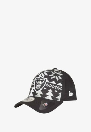 Casquette noire avec un devant en tricot motif comportant des flocons de neige blancs et un logo des Raiders. Fermeture snapback ajustable et visière noire.