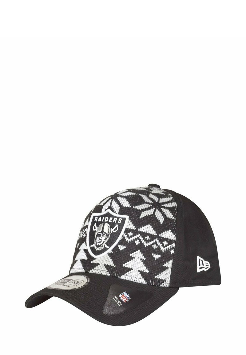 Schwarze Mütze mit einem gemusterten Strickfront, die weiße Schneeflocken und ein Raiders-Logo zeigt. Verstellbarer Snapback-Verschluss und schwarzer Schirm.