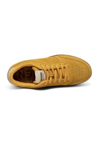 Gelbe Wildleder-Sneaker mit runder Zehenpartie, flachen Schnürsenkeln, perforierten Details auf der Zehenbox und einer hellen Korkeinlegesohle. Gummisohle.