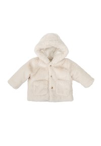 Chaqueta con capucha de piel sintética blanca con una textura suave, que cuenta con dos bolsillos frontales y cierre de botón de madera. Diseño casual con mangas largas.