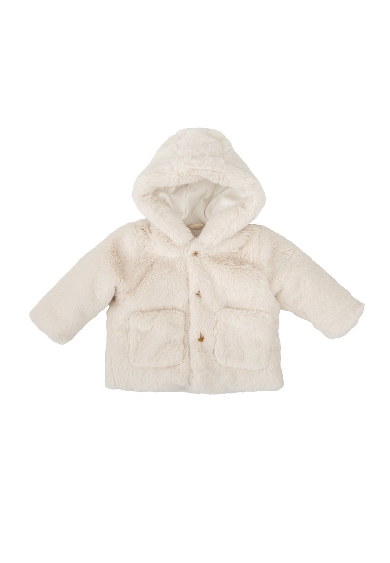 Chaqueta con capucha de piel sintética blanca con una textura suave, que cuenta con dos bolsillos frontales y cierre de botón de madera. Diseño casual con mangas largas.