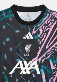 Juoda futbolo marškinėliai su abstrakčiais žalsvai mėlynais ir rožiniais raštais. Yra Adidas logotipas, Liverpulio FC emblemą ir baltu tekstu užrašyta „AXA“.