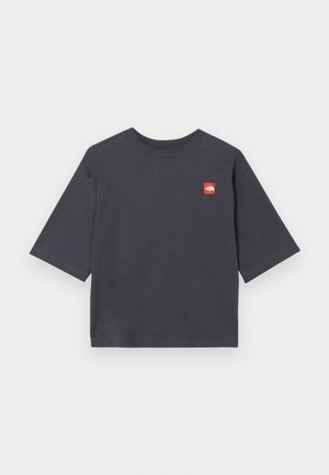 Trumpas rankovės, tamsiai pilkos spalvos marškinėliai pagaminti iš medvilnės. Kairėje krūtinės pusėje yra kvadratinė raudona logotipo etiketė. Reguliaraus kirpimo, su apvaliu iškirpimu.