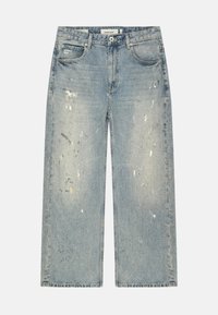 Jeans azzurri chiari a gamba larga con dettagli di schizzi di vernice, chiusura frontale con bottoni e tasche anteriori e posteriori.
