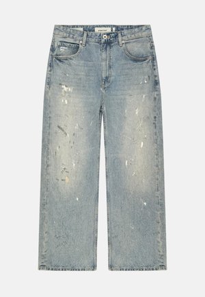 Lichtblauwe jeans met wijde pijpen, verfspatdetails, knoopsluiting aan de voorkant en voor- en achterzakken.