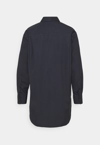 Mörkblå långärmad skjorta med klassisk krage, knäppningar vid ärmsluten och rak rygg. Slät tyg med matt finish och inga synliga mönster.