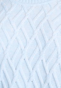 Hellblauer gestrickter Pullover mit einem Rautenkabelmuster, strukturiertem Finish und ribbeligem Rundhalsausschnitt.