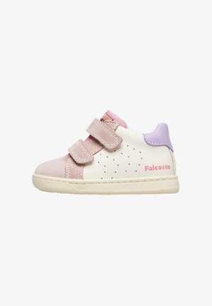 Dětské bílé a růžové tenisky s dvěma suchými zipy, perforovanými detaily na boku, levandulovou patou a značkovým logem "Falcotto" na straně podešve.