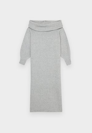 Grå strikket kjole med bred avtagbar krage, ribbestrikkede mansjetter og en rett silhuett. Myk tekstur og midtlengde design.