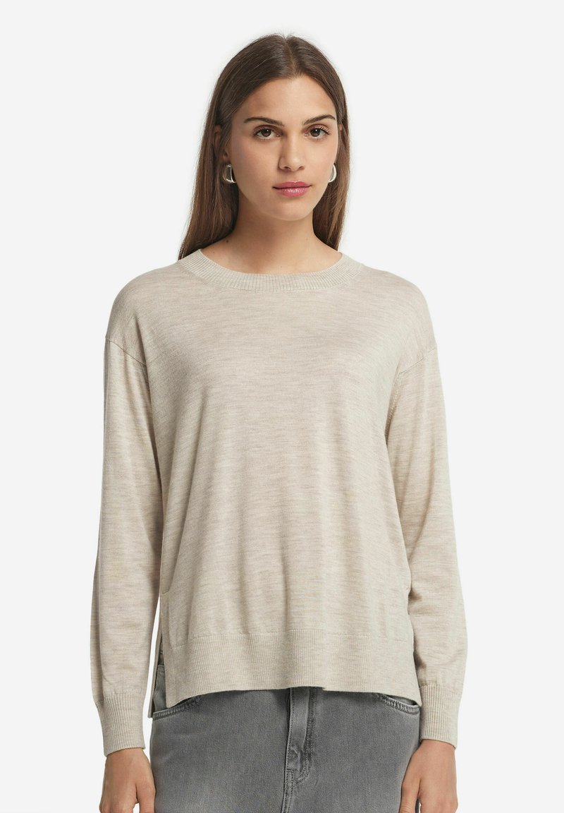 Hellbeige gestrickter Pullover mit Rundhalsausschnitt, langen Ärmeln und einer lockeren Passform, ausgestattet mit gerippten Manschetten und einem leicht verlängerten hinteren Saum.