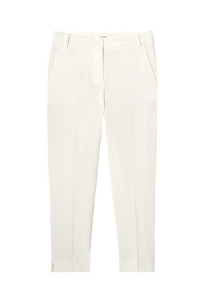 Pantalons blancs ajustés sur mesure avec passants de ceinture, poches avant et plis le long des jambes, coupés au niveau de la cheville.