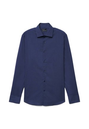 Marineblaues, langärmeliges Hemd mit Kragen und geknöpften Manschetten, flach auf weißem Hintergrund ausgelegt.