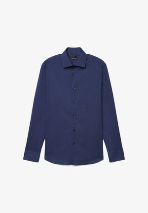 Marineblaues, langärmeliges Hemd mit Kragen und geknöpften Manschetten, flach auf weißem Hintergrund ausgelegt.