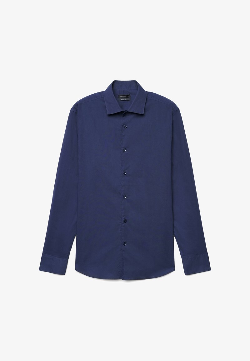 Marineblaues, langärmeliges Hemd mit Kragen und geknöpften Manschetten, flach auf weißem Hintergrund ausgelegt.