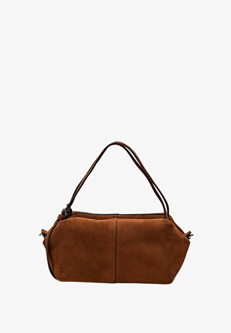 Brun mockaväska med en strukturerad form, försedd med en enkel axelrem, dubbla blixtlåsförslutningar och subtila söm-detaljer längs sömmarna.