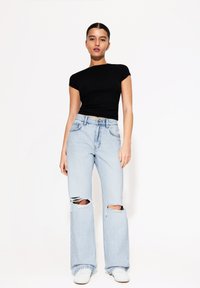 Bershka - WIDE- RIPPED - Zvonové džínsy - light blue Miniatúrny obrázok 1