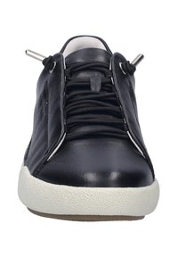 Schwarze Leder-Sneaker mit elastischen Schnürsenkeln, einer strukturierten weißen Sohle und silberfarbenen Hardware-Akzenten an den Seiten und der Zunge.