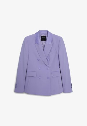 Blazer doppiopetto lavanda con colletto in raso, dotato di due tasche frontali e bottoni rotondi, realizzato in tessuto liscio con una vestibilità sleek.