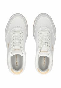 Weiße Sneakers mit einem Obermaterial aus glattem Leder, gepolstertem Kragen und flachen Schnürsenkeln. Verfügt über ein dezentes goldenes Logo und Akzente an der Ferse.