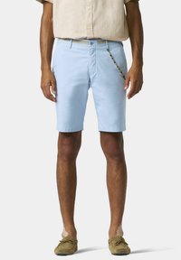 Hellblaue Baumwollshorts mit geradem Schnitt, seitlichen Taschen und einem gemusterten Gürtel. Weiche Textur und lässiges Design.