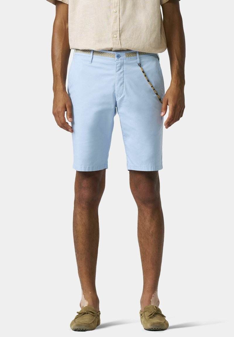 Hellblaue Baumwollshorts mit geradem Schnitt, seitlichen Taschen und einem gemusterten Gürtel. Weiche Textur und lässiges Design.