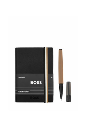 Schwarzes A6 liniertes Notizbuch mit Elastikverschluss und einem braunen Stift ohne Kappe, dargestellt auf weißem Hintergrund.