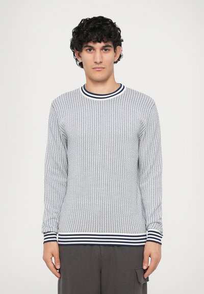 Maglione bianco lavorato a maglia con un motivo testurizzato, caratterizzato da un collo a girocollo e polsini a righe blu navy. Maniche lunghe e vestibilità comoda.