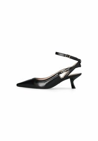 Čierne kožené slingback podpätky s špicatou špičkou, zakriveným výrezom, nastaviteľným remienkom na členku a malým, unikátnym siluetovým podpätkom.