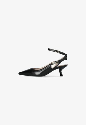 Scarpa con tacco slingback in pelle nera, punta affusolata, dettagli di taglio curvo, cinturino regolabile alla caviglia e una silhouette del tacco piccola e unica.