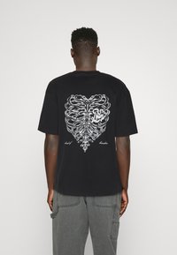 PEQUS ISLAND OF HEARTBREAKS UNISEX - T-shirt imprimé - black